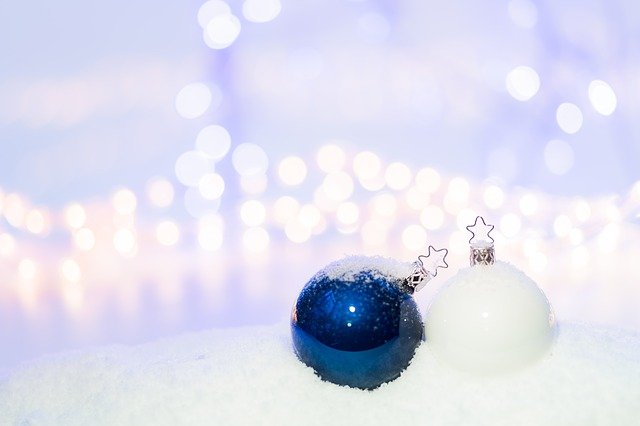 modrá a bílá vánoční koule
