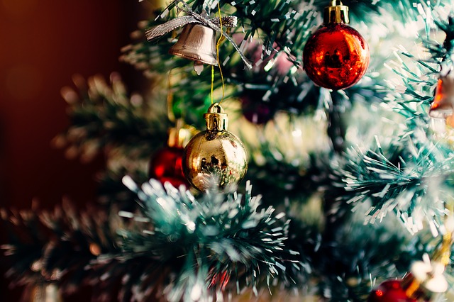 vánoční stromek a ozdoby